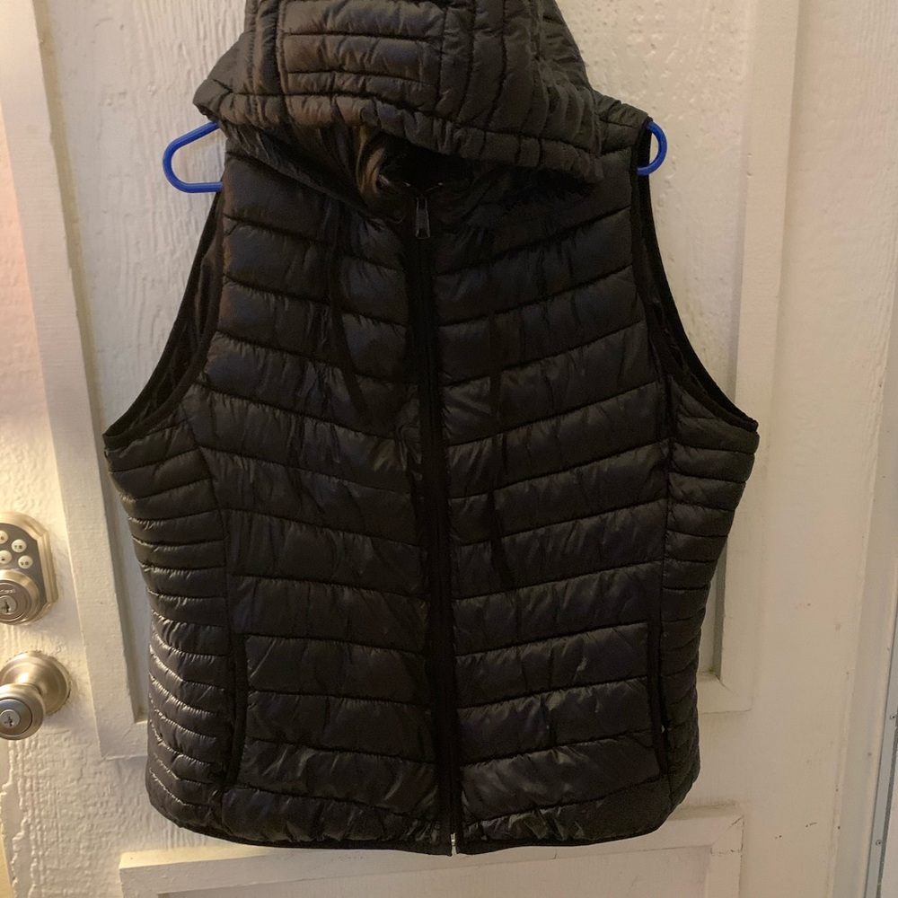 Black puffer vest with hood XL